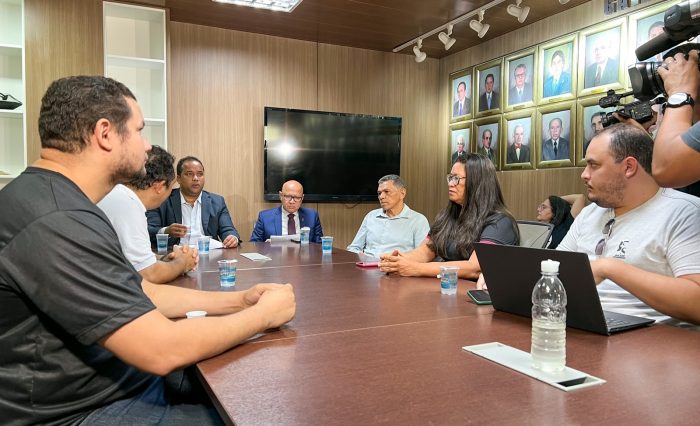 Enzo Samuel e Franzé Silva reunidos com representantes dos trabalhadores de aplicativo