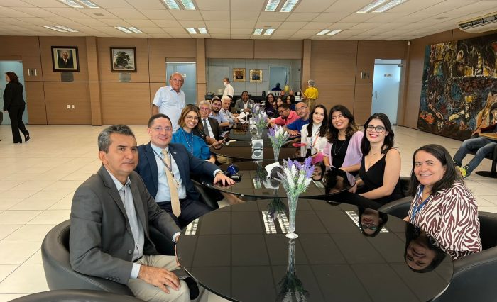Presidente Enzo Samuel recebe jornalistas num café da manhã