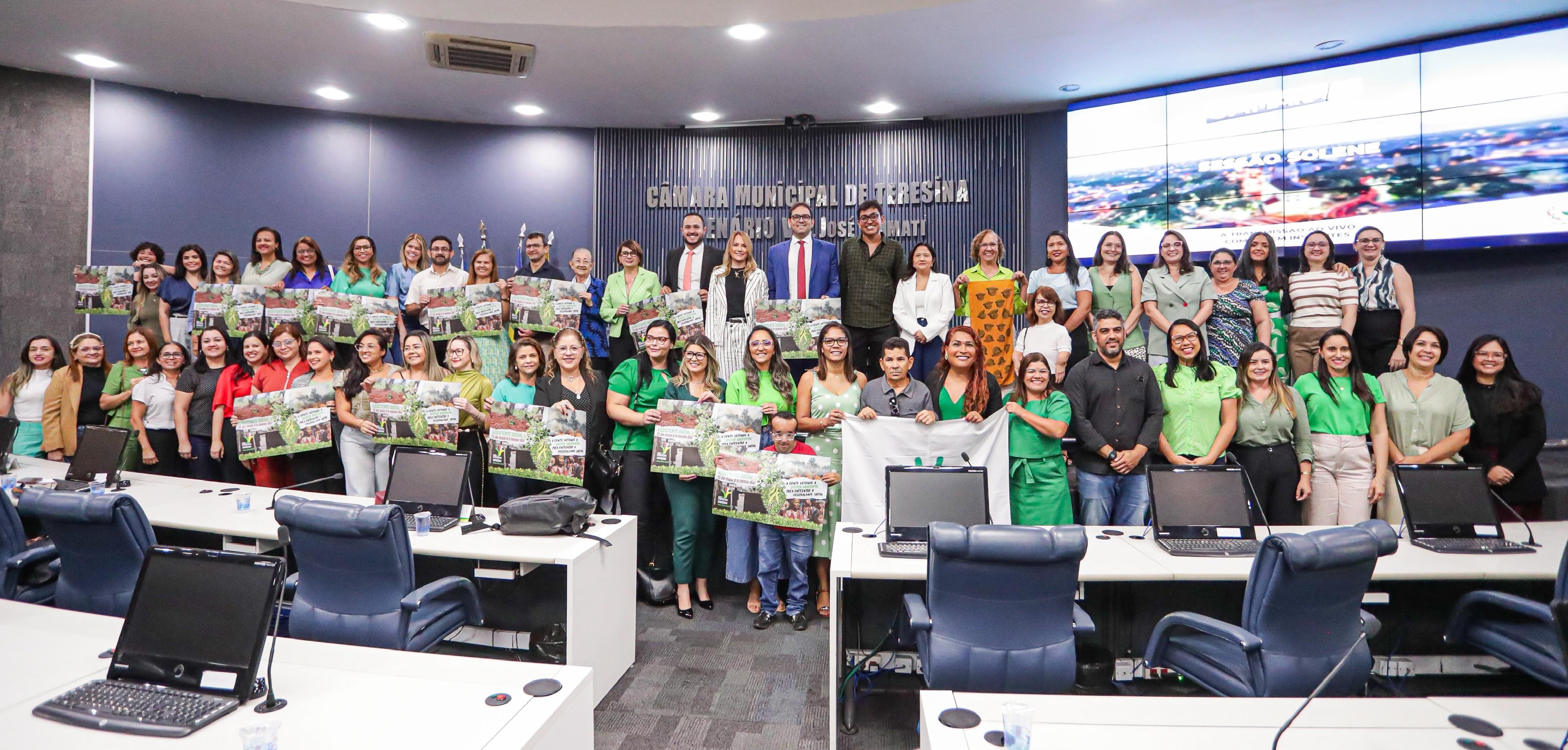 Daniel Carvalho promove homenagem e reforça apoio aos assistentes sociais em Sessão Solene