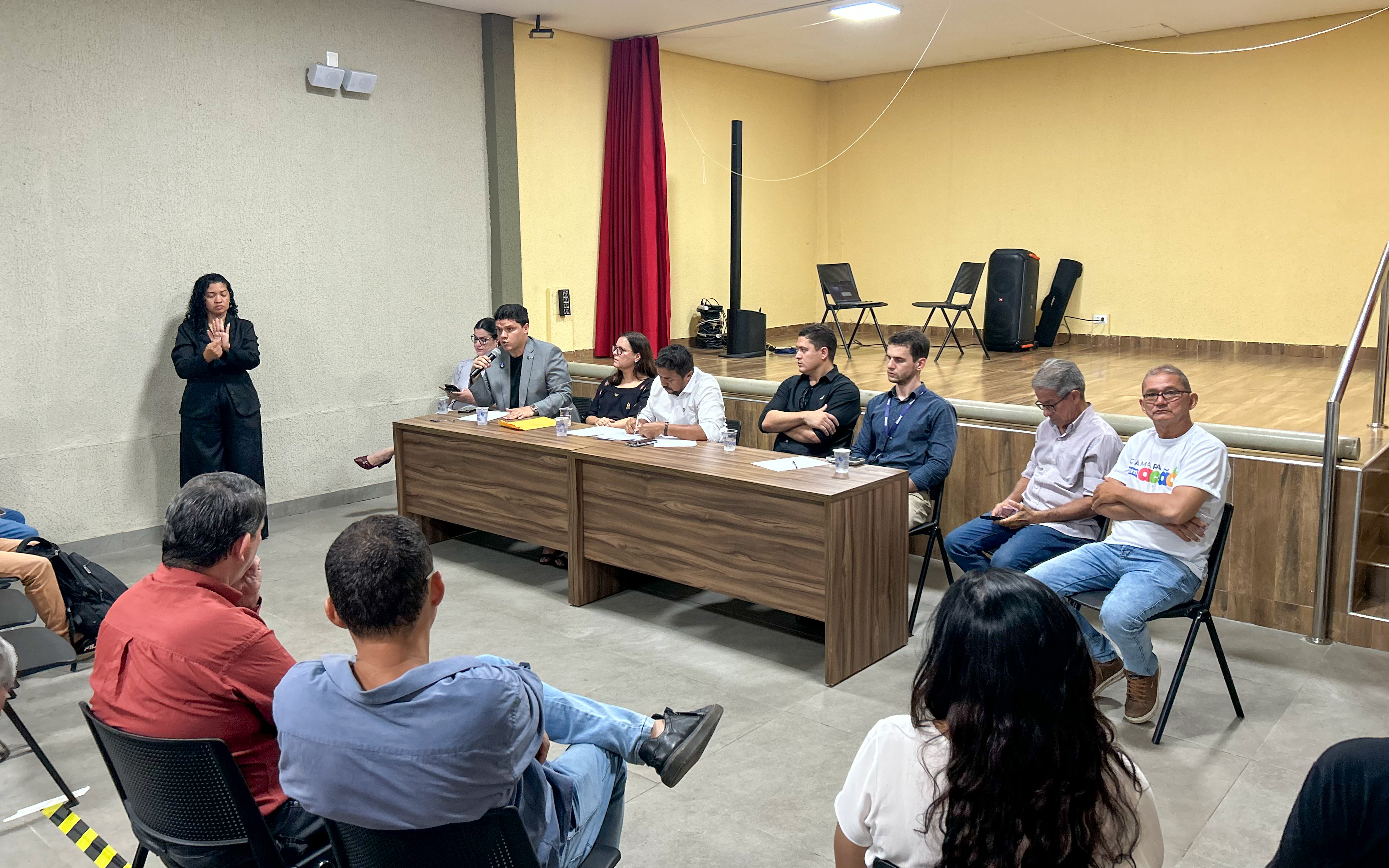 Moradores cobram soluções em audiência pública sobre a Vila da Paz