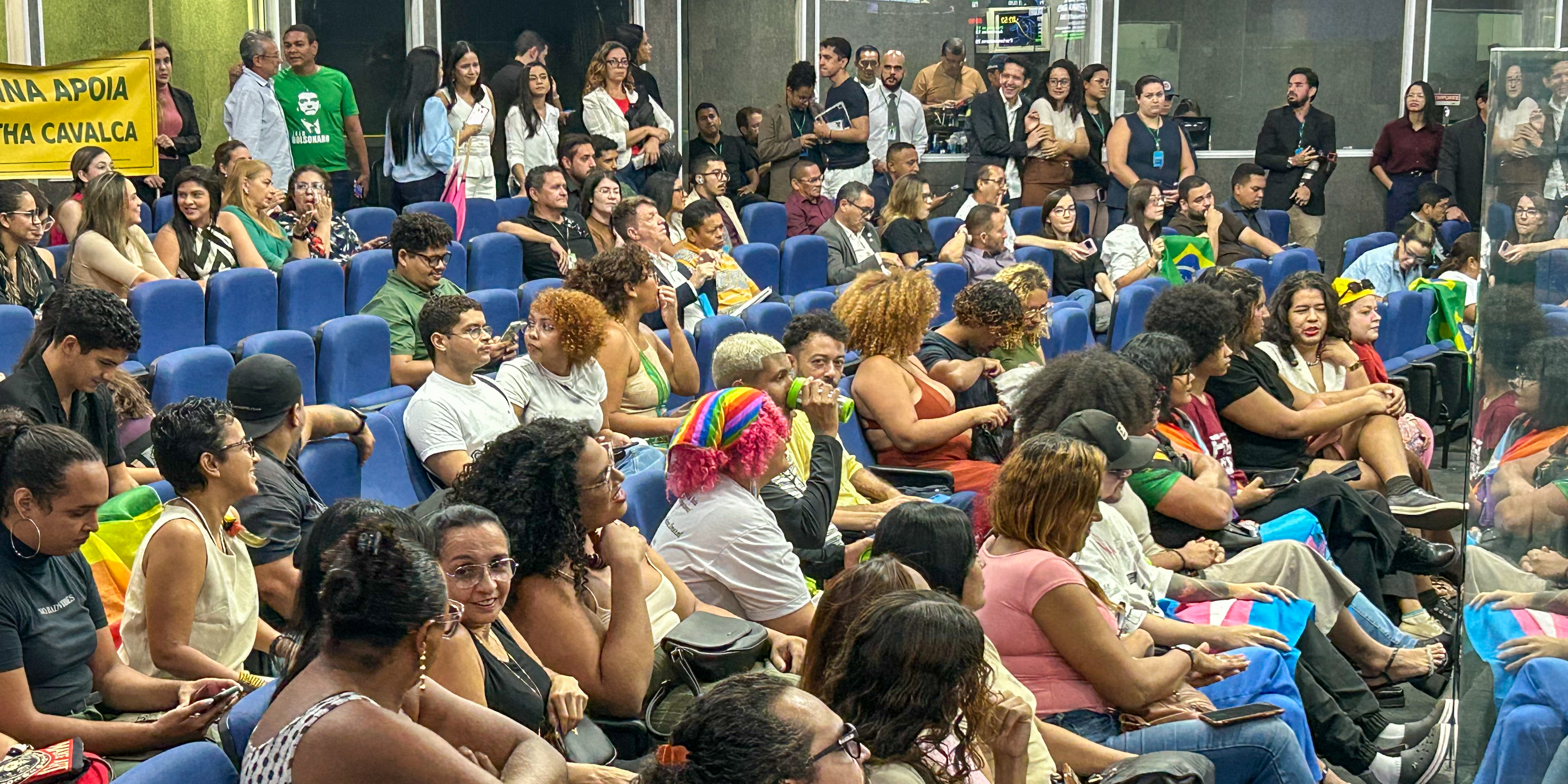 Pedido de vistas adia votação de projeto sobre uso de banheiros femininos em Teresina